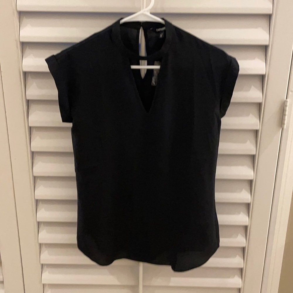 Express tunic with cut out V